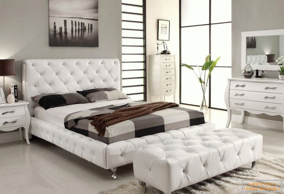 Спална соба внатрешни работи со бела мебел
