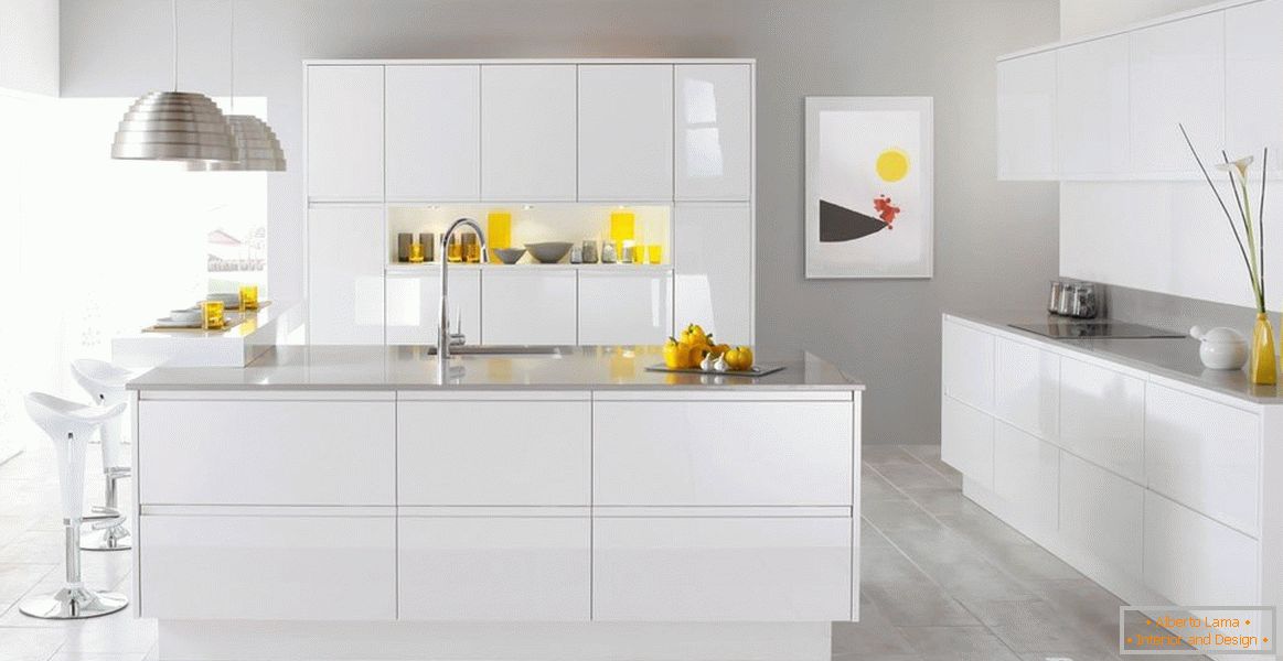 Кујна ентериер со бел мебел
