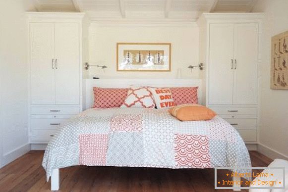 Белата спална соба со црвен и беж декор