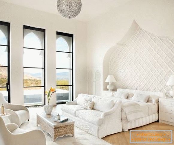 Внатрешност на бела спална соба во марокански стил
