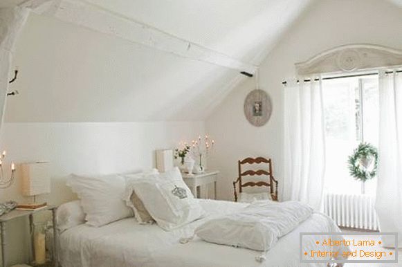 Бела спална соба во стилот на излитена шик