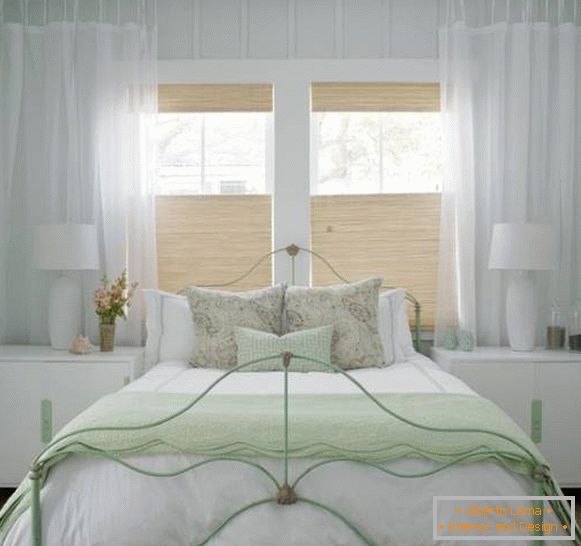 Селскиот дизајн на бела спална соба - слика со зелени акценти