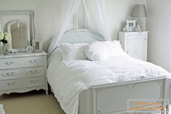 Романтична спална соба со бел кревет и декор