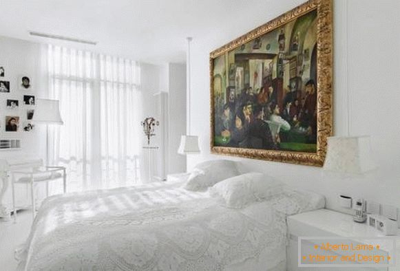 Блескава бела спална соба во мешан стил