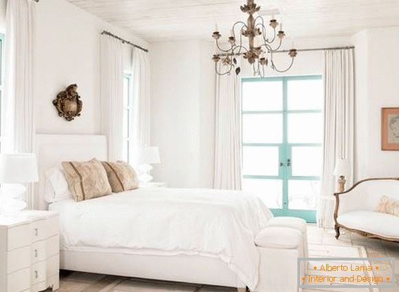 Стилски спална соба во бели тонови