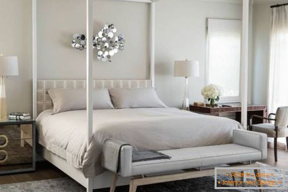 Луксузна бела сјајна спална соба