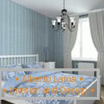 Сина спална соба со бели завеси