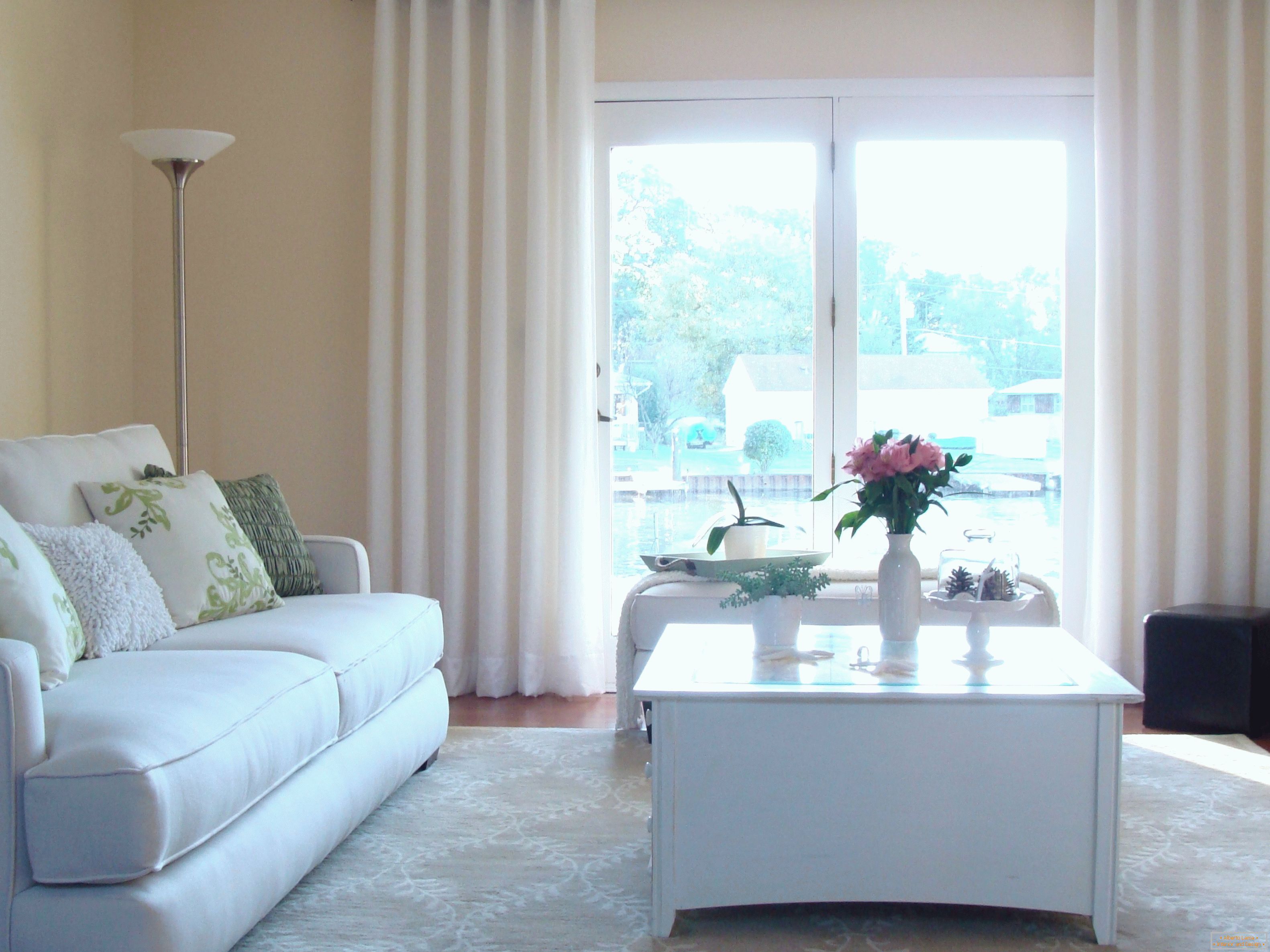 Едноставен декор дневна соба со бели завеси