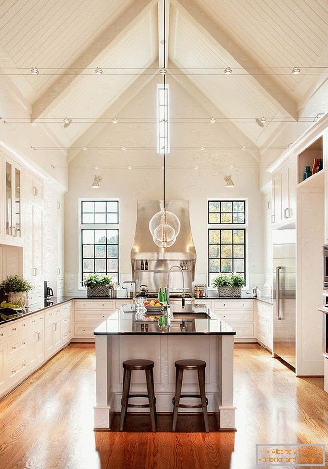 Огромна кујна во беж-бои со дрвени подови