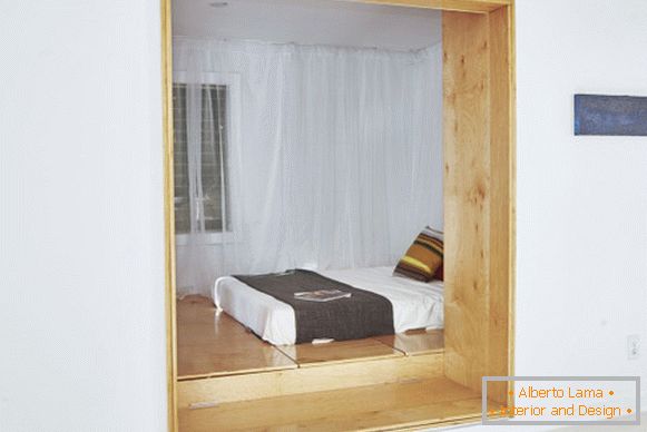 Мала спална соба во бела боја
