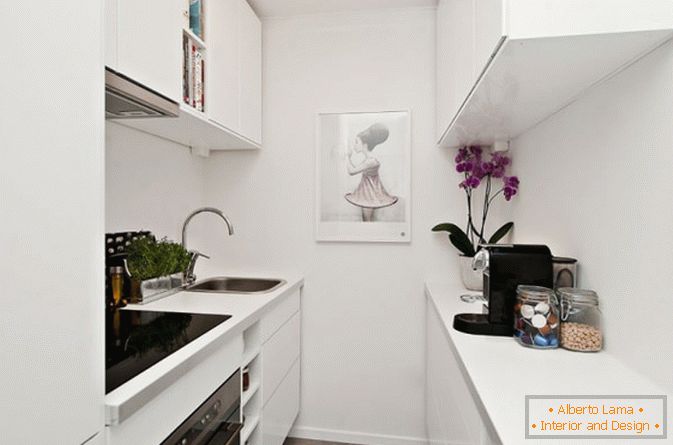 Кујна студиото стан во бела боја