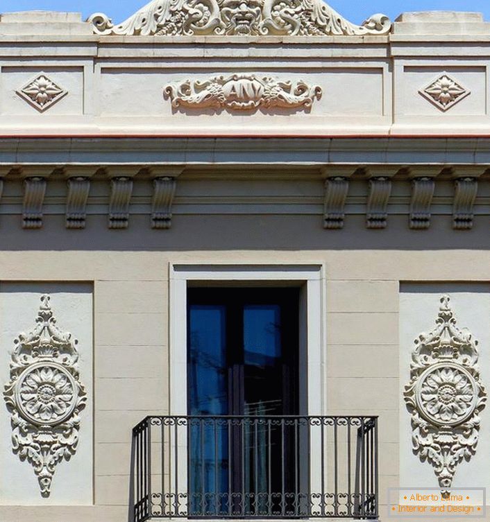 Архитектонските елементи во облик на малтер од гипс украсуваат фасадата на куќата во стил на империја. Фантастични, сложени модели го прават надворешното необично.