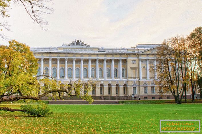 Луксузен Палата Михајловски во стил на империја во Санкт Петербург.