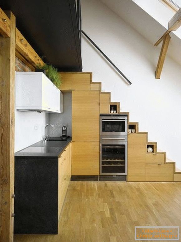 Кујна под скалите