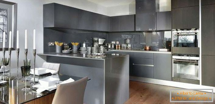Стилски минимализам во внатрешноста на голема кујна. Работната површина е сива.