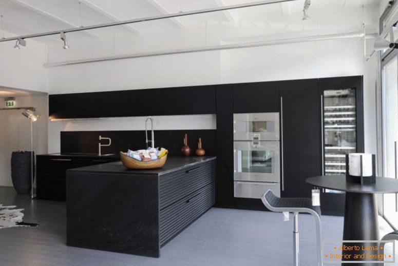црно-обоена дрвена кујна-кабинет-црна-валкана-дрвена кујна-островот-црна-валкана-дрвена-дисплеј-кабинет светло-сива-валкани-дрвени кат алуминиумска рамка-лизгачка врата