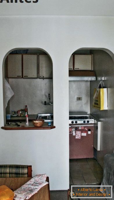 Кујната пред реновирањето е одвоена од дневната соба со лак