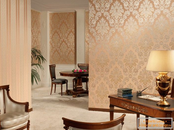 Строга лента и раскошен образец на златна боја, на деликатна праска позадина во канцеларија во барок стил.