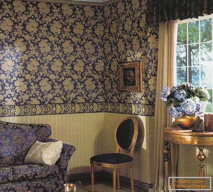 Темно сина во барокната дневна соба. Моделот на позадина одекнува на украс на тапацирот на троседот.