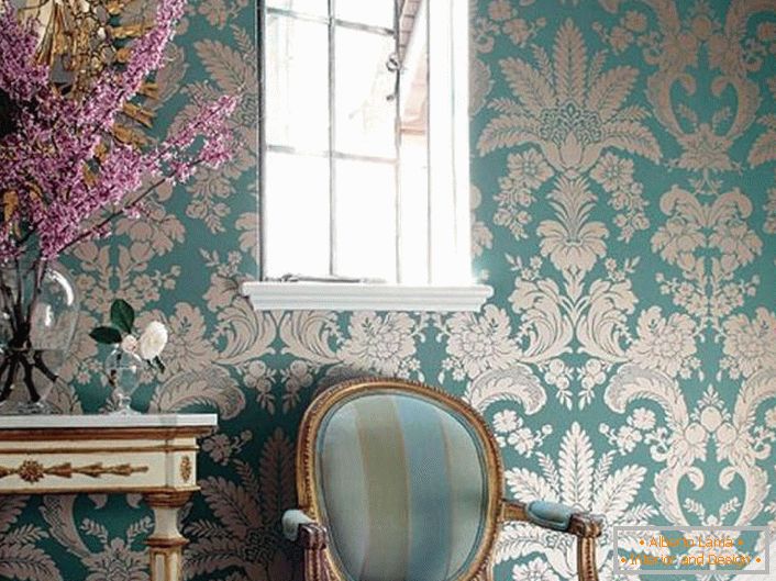 Нежни сини бои со обрасци на златна боја. Мебел со врежани рачки, огледала за орање се направени во најдобрите традиции на барокен стил.