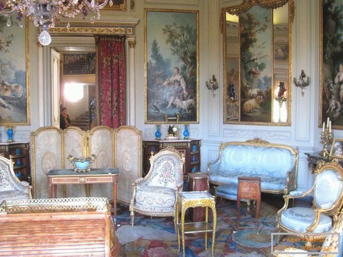 Книги, имитирање на стари слики, во гостинска соба во барокен стил. 