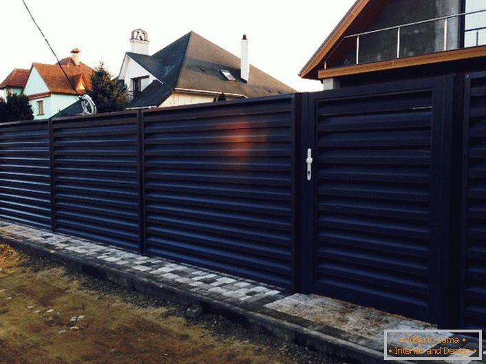 Стилската модуларна ограда изгледа привлечно и бескорисно, таквата ограда ќе го надополни надворешноста на секој стил.