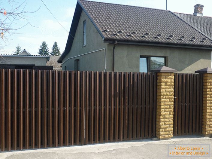 Модуларна ограда направена од брановидни плочи е украсена