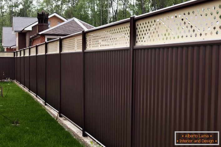 Модуларната ограда е атрактивна не само за нејзиниот пријатен изглед, туку и практична и функционална.