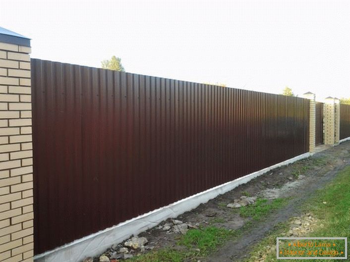 Модуларната ограда од профилирани листови е скромен во грижата, па атрактивниот изглед е доволно лесен за одржување. 