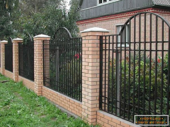 Елегантна модуларна ограда за мала вила се смета за најприфатлива опција. 