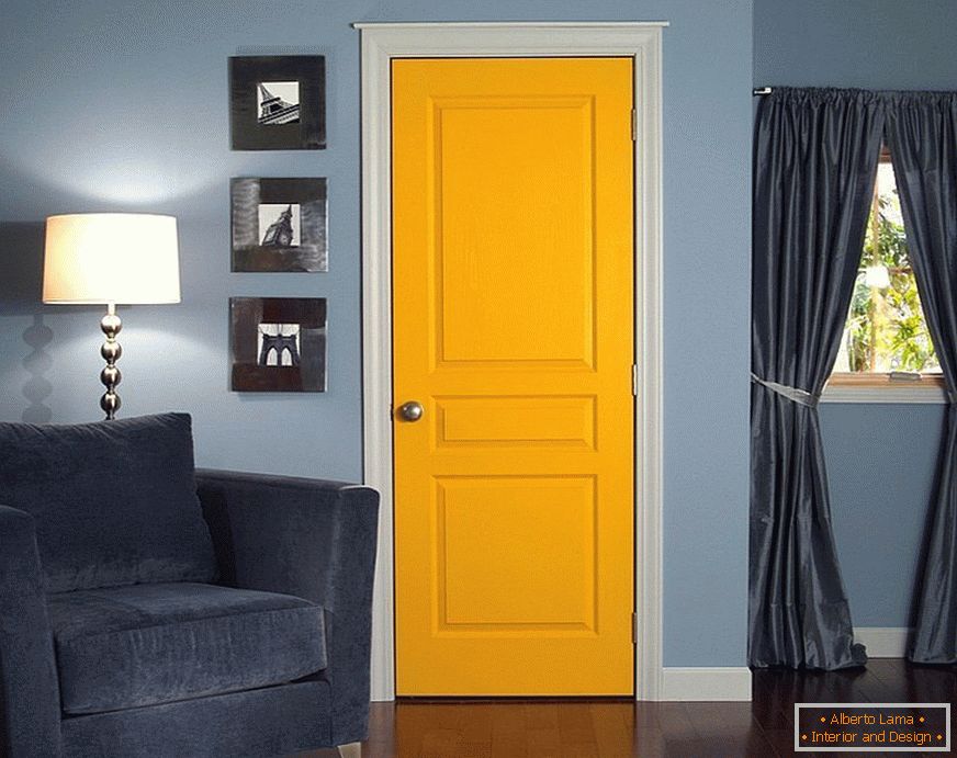 Сини ѕидови и жолта врата