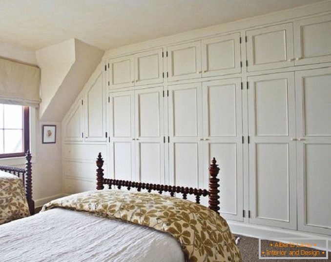 Вградена гардероба во спалната соба