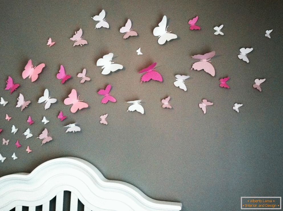 Пеперутки направени од хартија на ѕидот