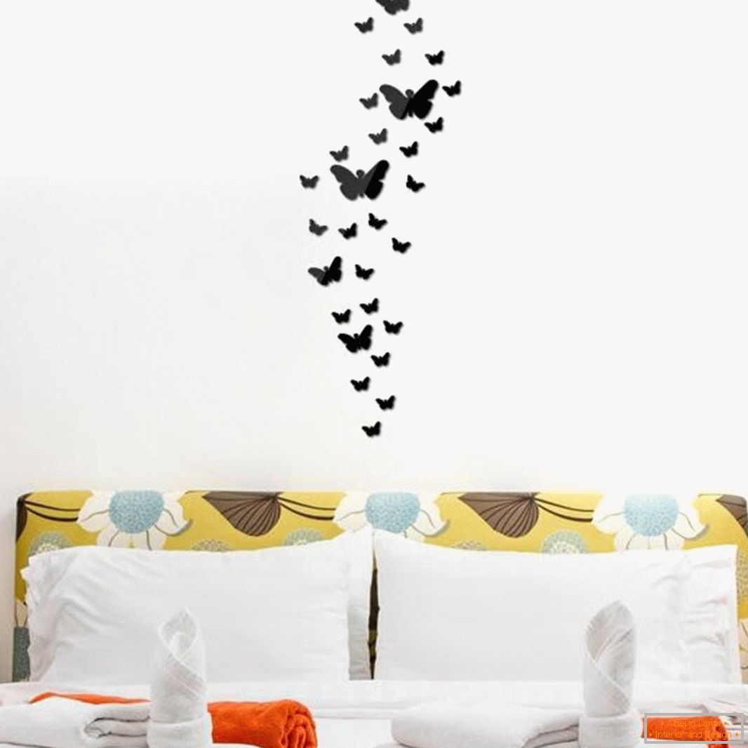Пеперутки од винил филм над креветот