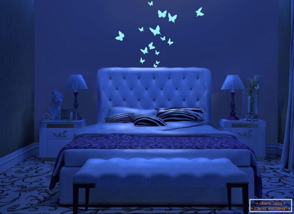 Сјајни пеперутки во внатрешноста на спалната соба