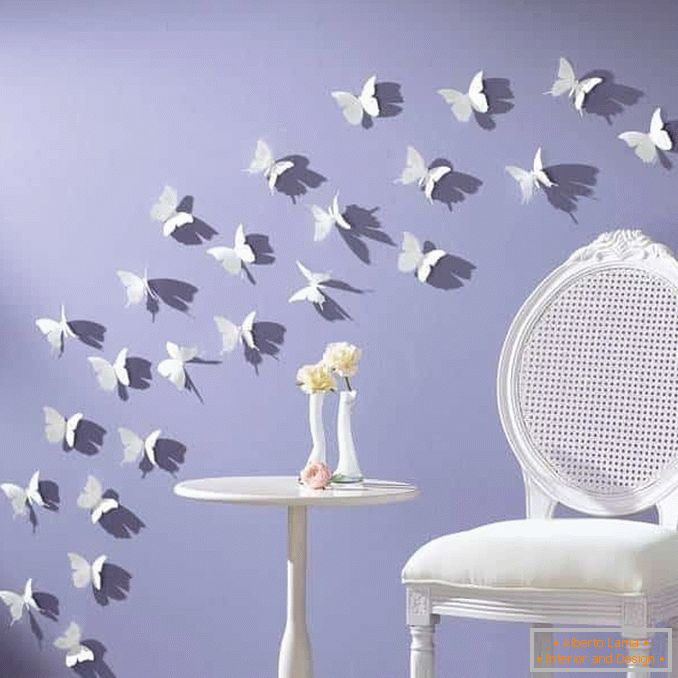 Бели пеперутки на ѕидот