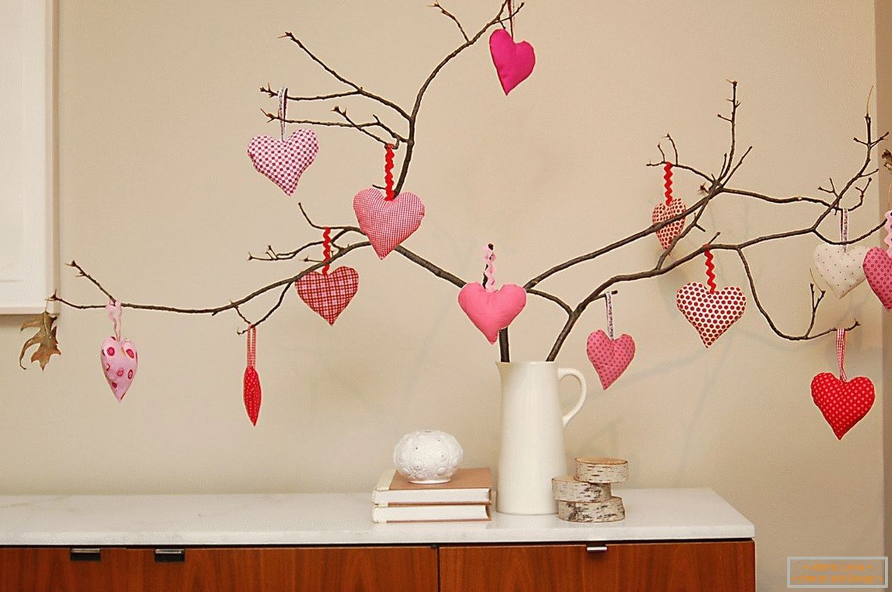 Филијали на дрва украсени со срца направени од филц