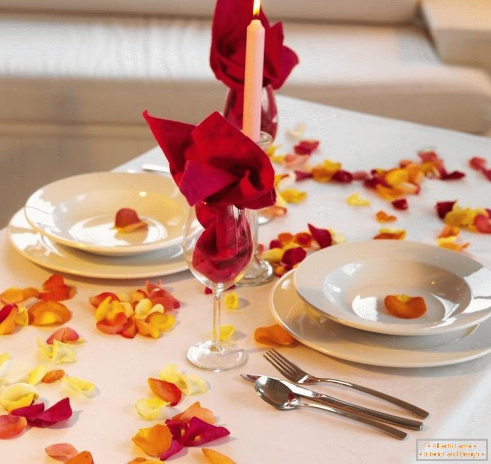 Едноставна декорација на масата со ливчиња од роза