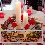 Декорација на маса со свеќи и ливчиња од роза