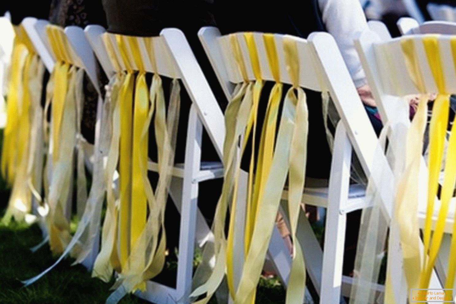 Фотеља украсени со панделки