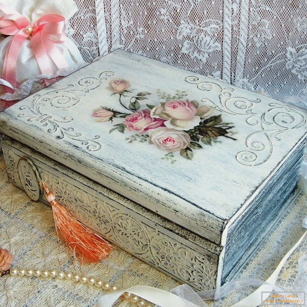 Бела ковчег со рози