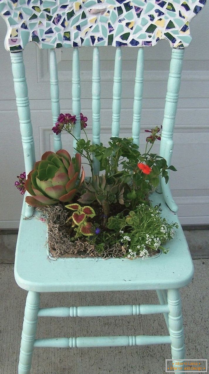 Цветен аранжман во седло за седење