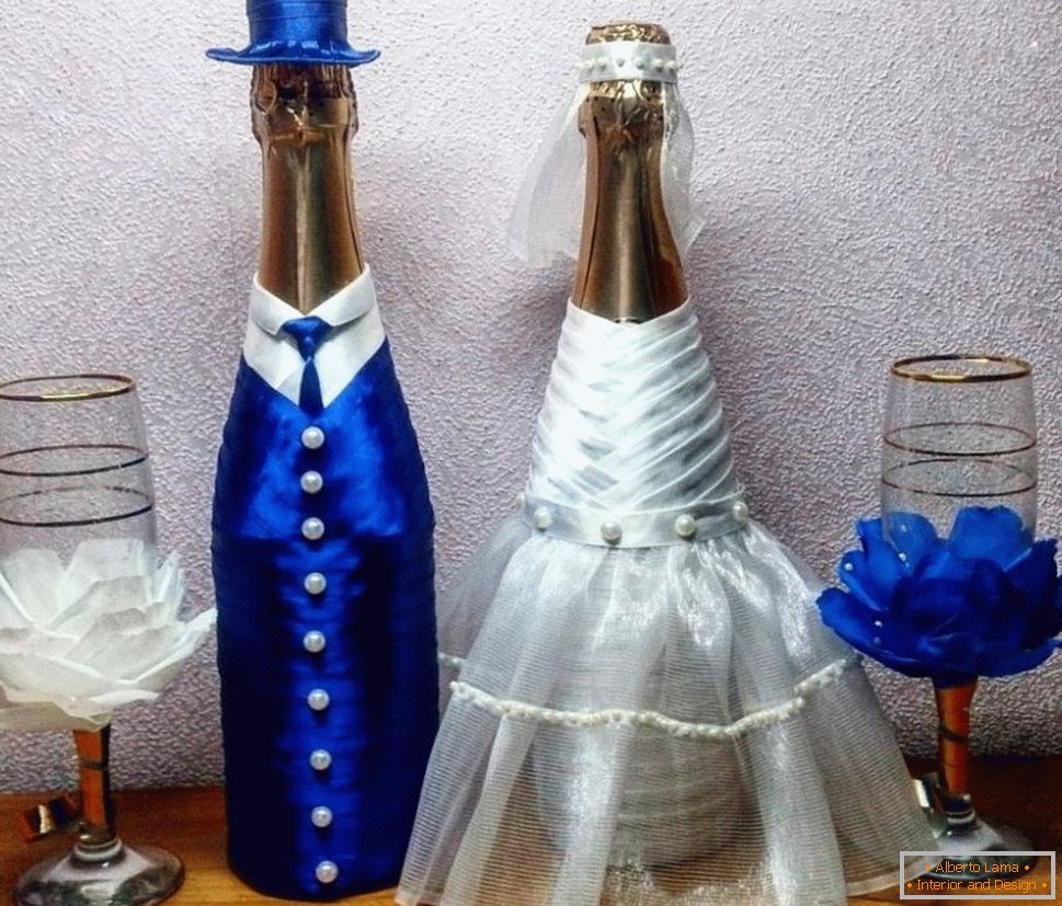 Свадба шишиња во костуми на невестата и младоженецот