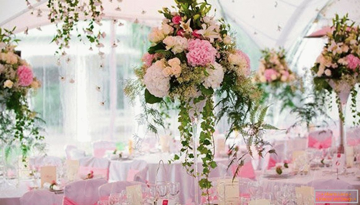 Декорација на свадбената сала со свежо цвеќе