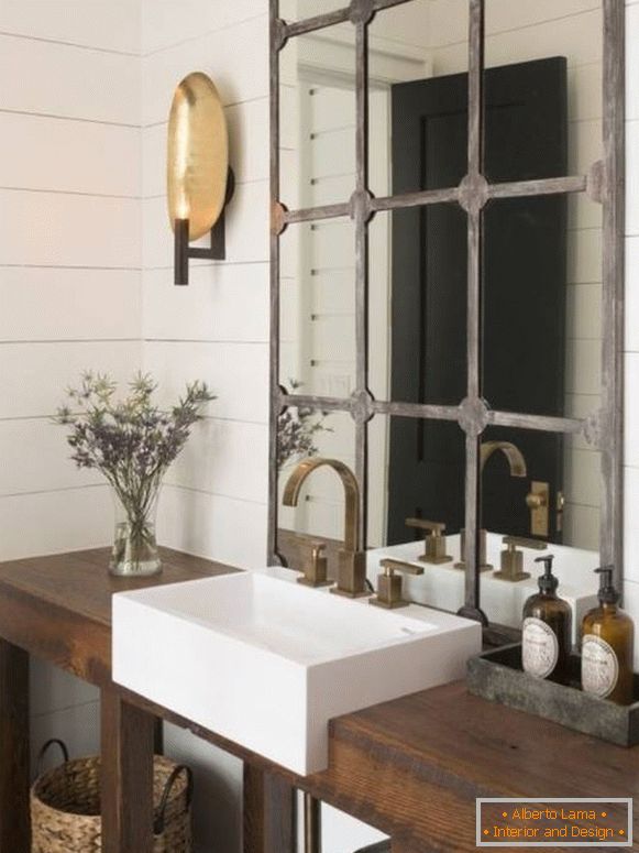 Како да декорирате огледало во бањата со рацете рамка од прозорецот