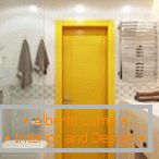 Жолта врата во светла бања