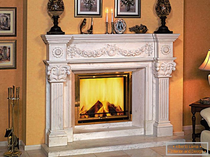 Гас камина украсени во внатрешноста на стилот на Арт Нову создава впечаток на оган од дрвени трупци. 