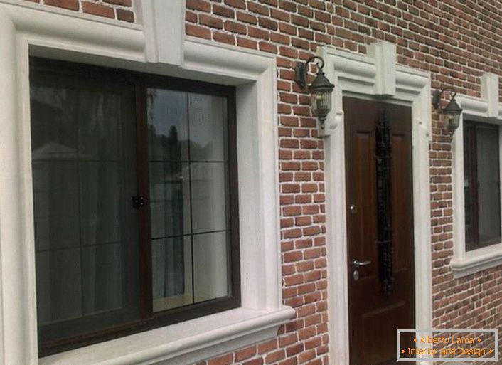 Цигла ѕидарски е органски во комбинација со фасада калапи, врамување прозорецот и вратата отвори.