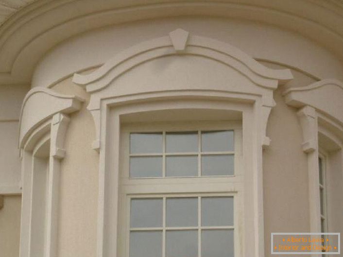 Прозорските рамки се изработени во стилот на Арт Нову. 