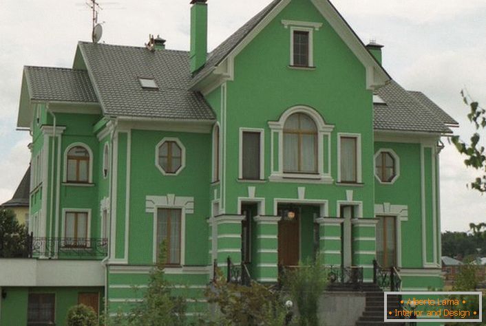 Зелените ѕидови се украсени со штуко според класичниот стил. Добра опција за украсување на селска куќа.